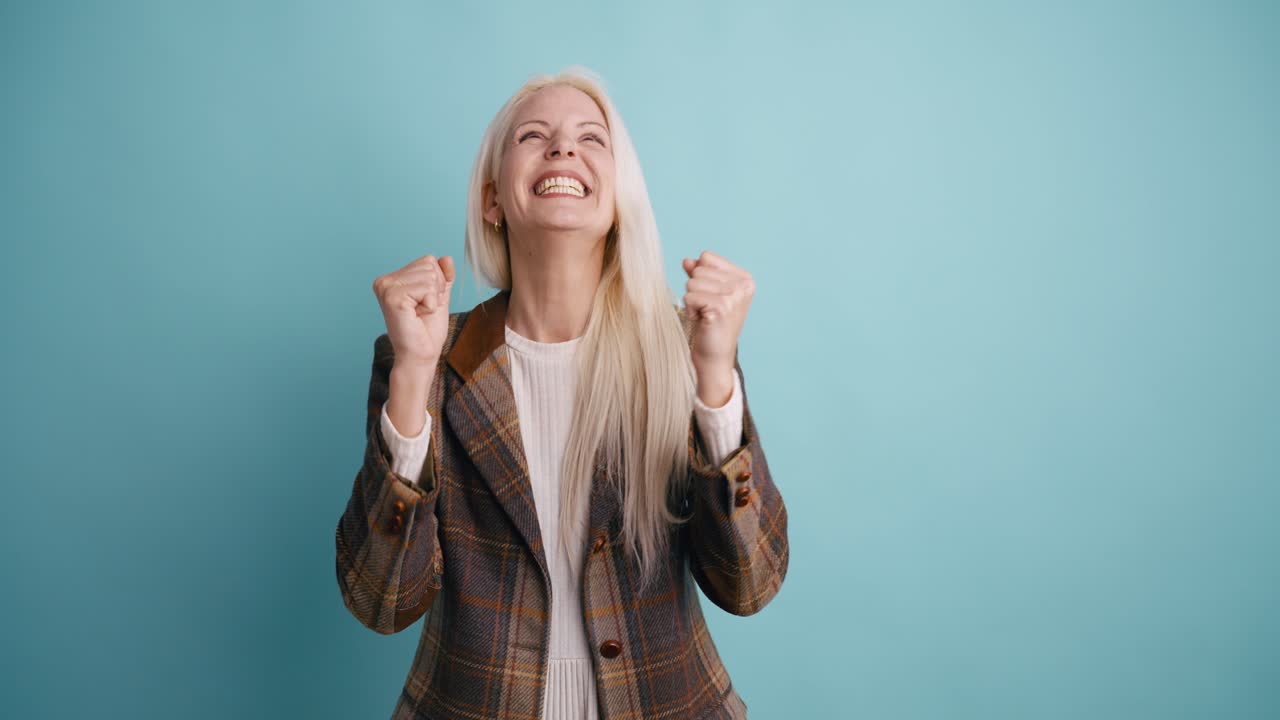 Giovane donna entusiasta che esulta e celebra il successo