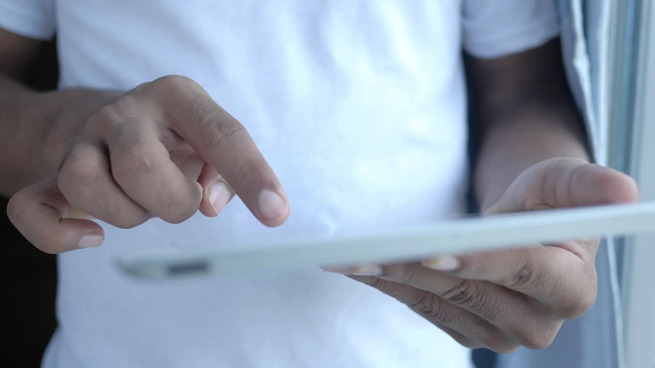 persona que utiliza una tableta