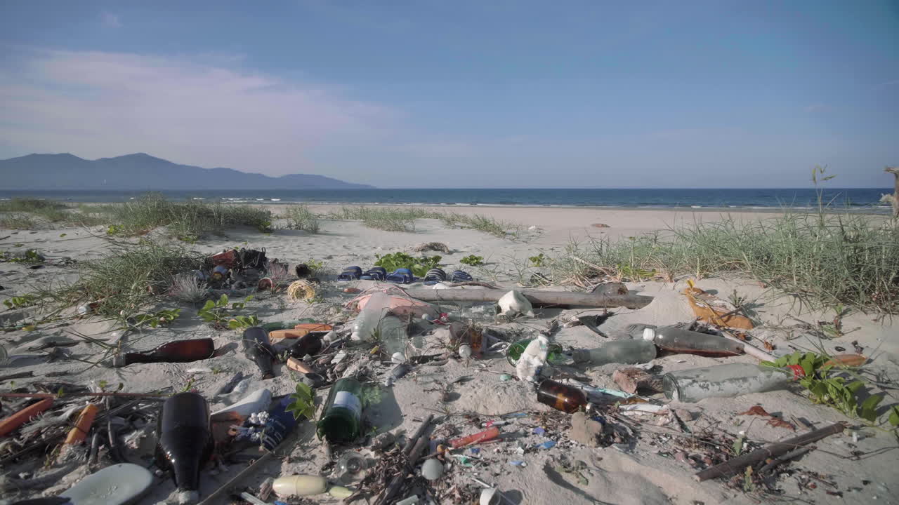 una foto reveladora de una playa de arena blanca muy contaminada.