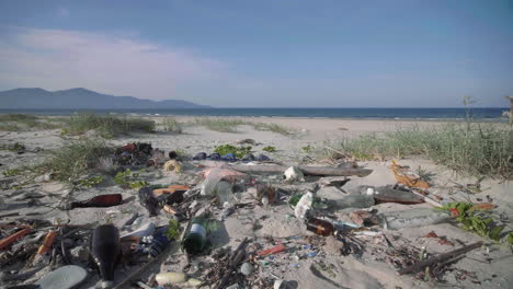 Eine-Freizügige-Aufnahme-Eines-Stark-Verschmutzten-Weißen-Sandstrandes