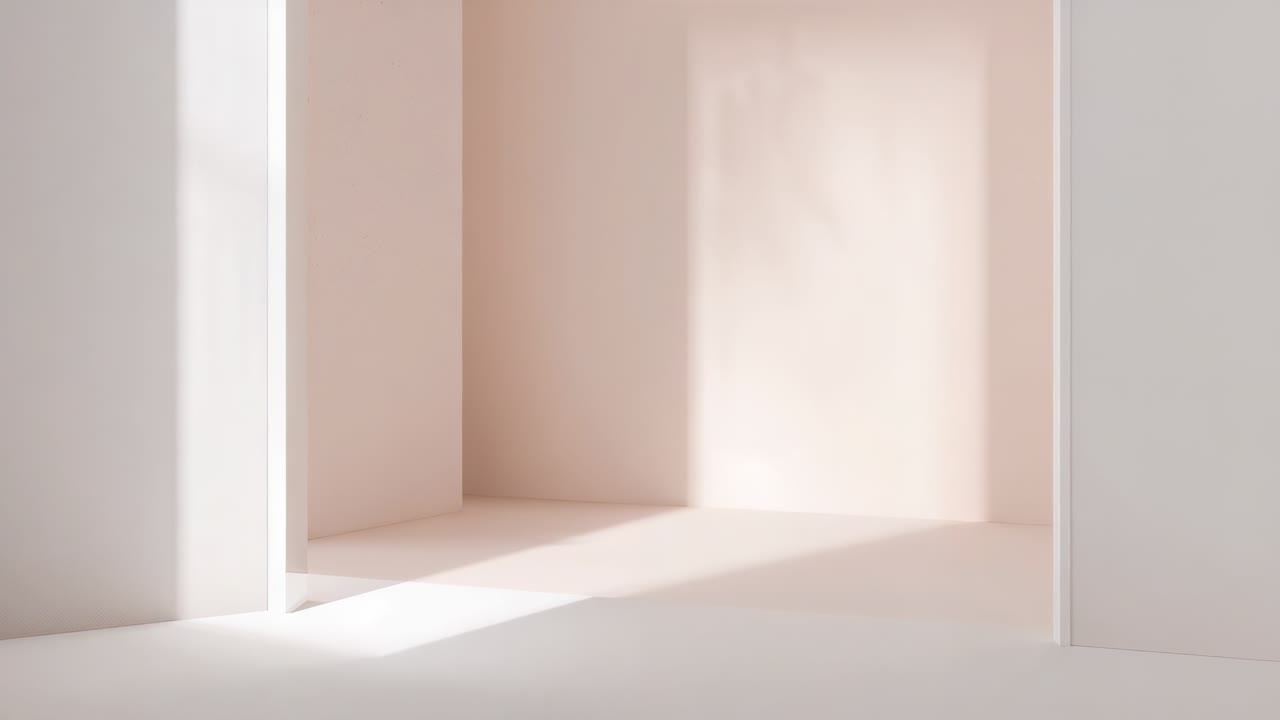 Luce solare mutevole che entra dall'apertura verticale, proiettando una macchia diagonale sul pavimento color pesca pallido dell'alcova