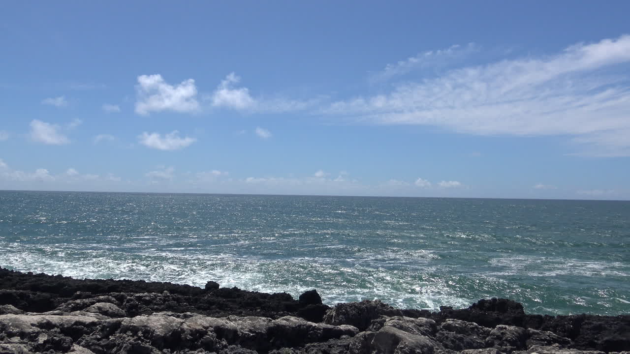 깨끗한 바다와 바위가 많은 해안