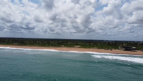 Paisaje-Del-Mar-Y-El-Cielo-Y-Saliendo-Para-Revelar-La-Playa-Con-Palmeras-Y-Monumento