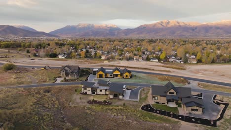 Casa-De-Lujo-Personalizada-En-Heber-City,-Utah---Vista-Aérea-De-Retroceso