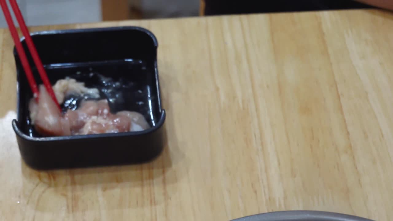 일본 식당에서 핫 수프에 고기를 넣고 핫 에 맛있는 을 넣는 것을 즐기는 사람들이 있습니다.