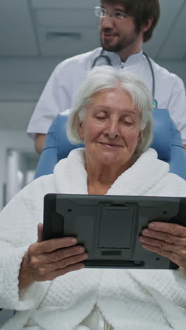 paciente de edad avanzada que utiliza comprimidos en el hospital