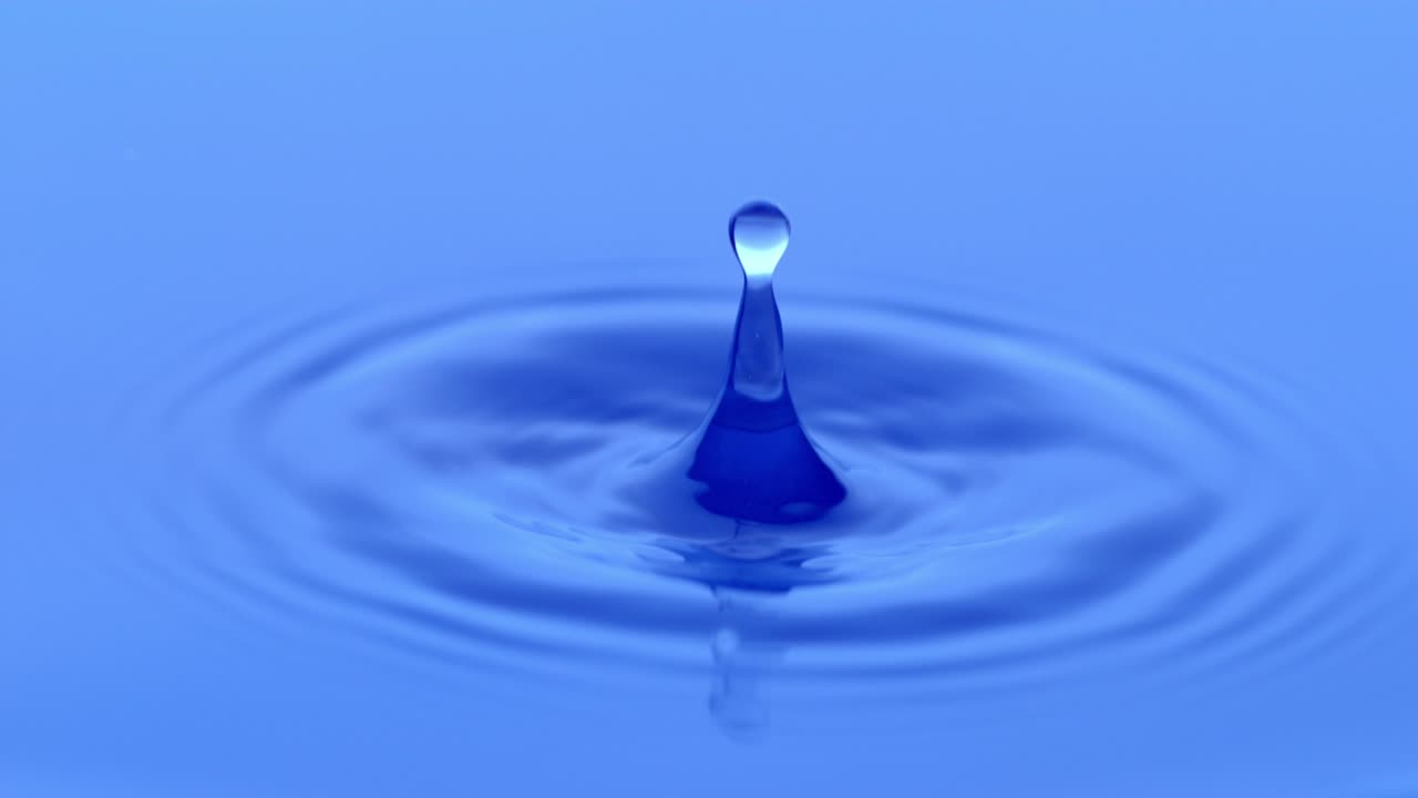 천천히 움직이는 물방울