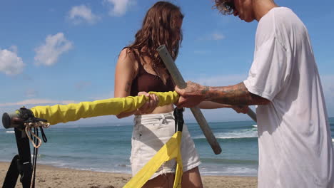 Amigos-Derribando-La-Red-De-Voleibol-De-Playa.