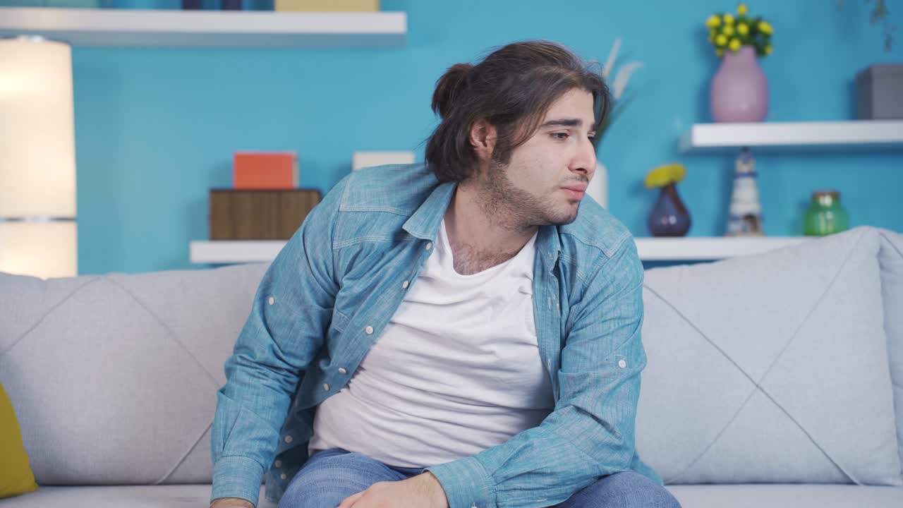 el joven aburrido está molesto y deprimido.