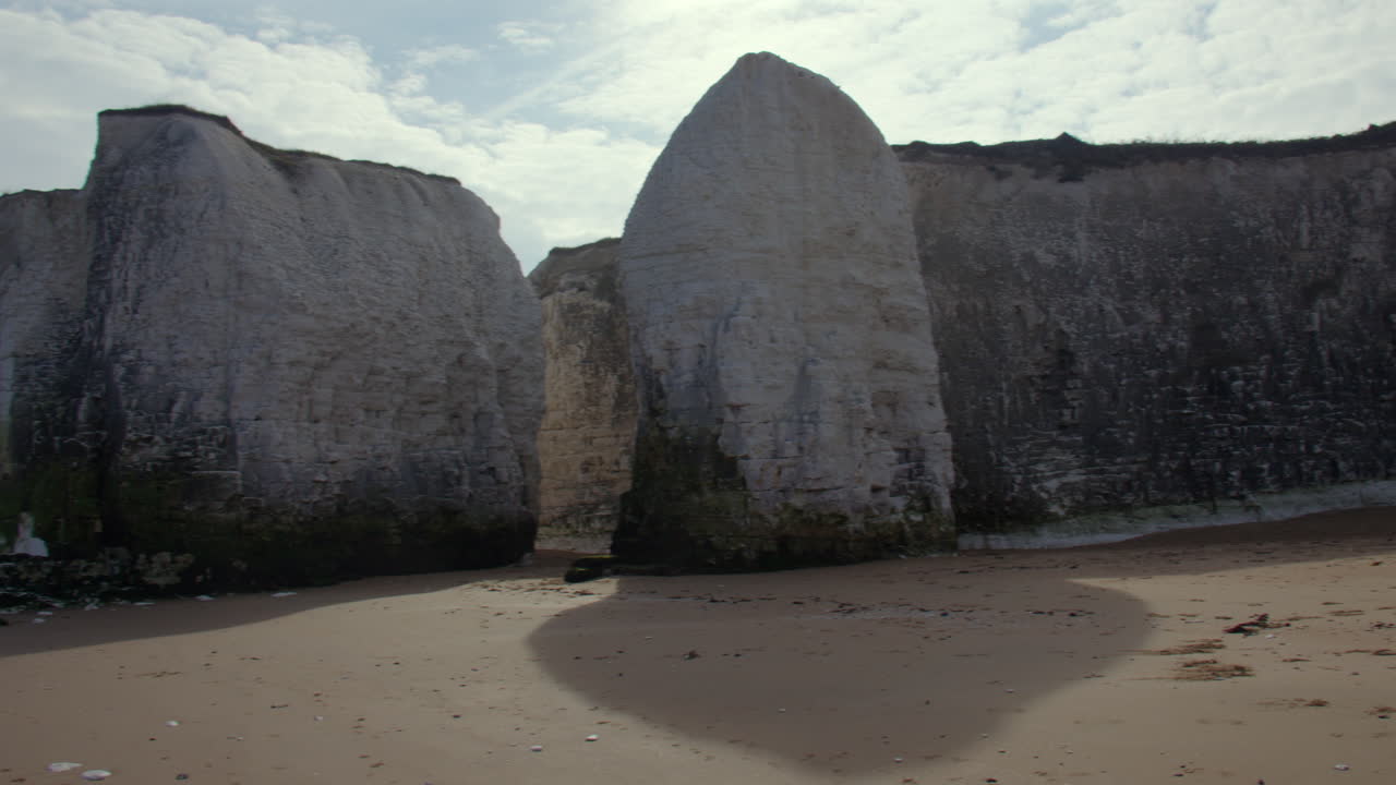 Panoramica dei faraglioni di gesso e delle scogliere sulla spiaggia di Botany Bay con la bassa marea. A Marine Drive, Broadstairs