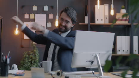 un hombre de negocios celebrando el éxito.