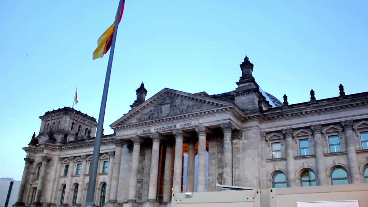 Tysk flag vajer foran Rigsdagsbygningen i Berlin