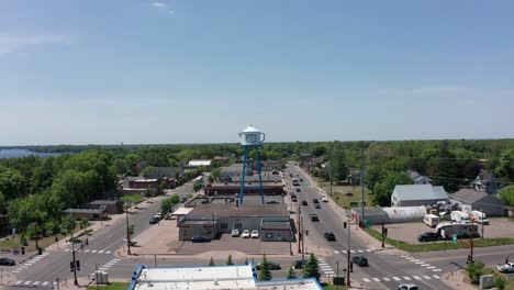 tomada aérea de la torre de agua de la cafetera sueca en el centro de lindstrom, minnesota