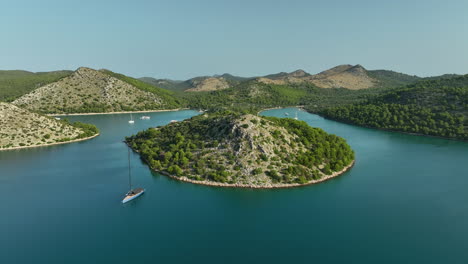 Luxus-Segelyacht,-Die-An-Einem-Sonnigen-Tag-Vor-Dem-Telašćica-Nationalpark-In-Kroatien-Festgemacht-Hat