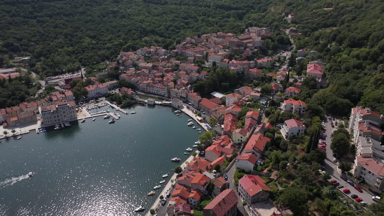 Letecké panorama chorvatského města Bakar, ležícího v zátoce
