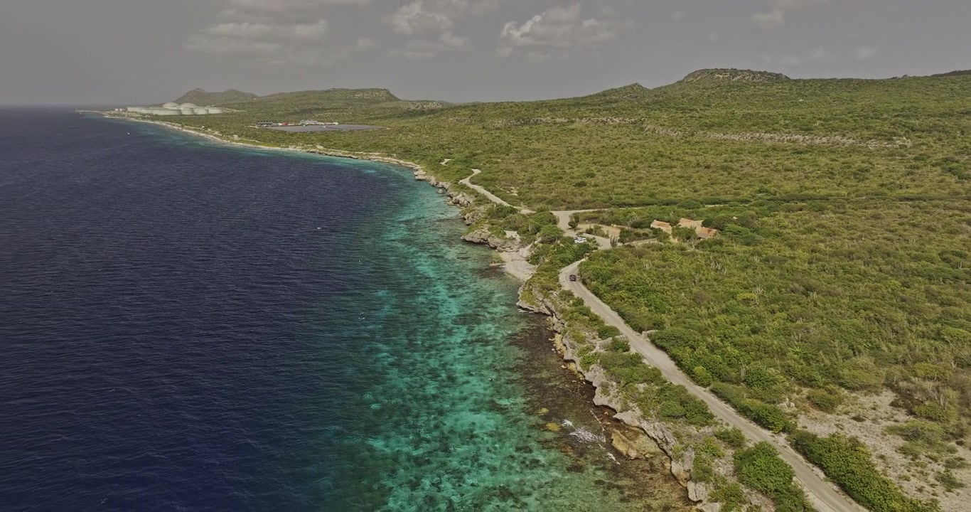 Bonaire, Caraibi Olandesi: sorvolo aereo v64 in ascesa a volo d'uccello sopra Landhuis Karpata, che rivela la tenuta storica, la strada costiera e la barriera corallina turchese - Ripreso con Mavic 3 Pro Cine - 3 febbraio 2024