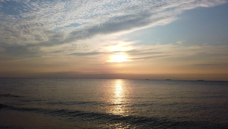 Ein-Wunderschöner-Sonnenaufgang-Auf-Dem-Ruhigen-Meer