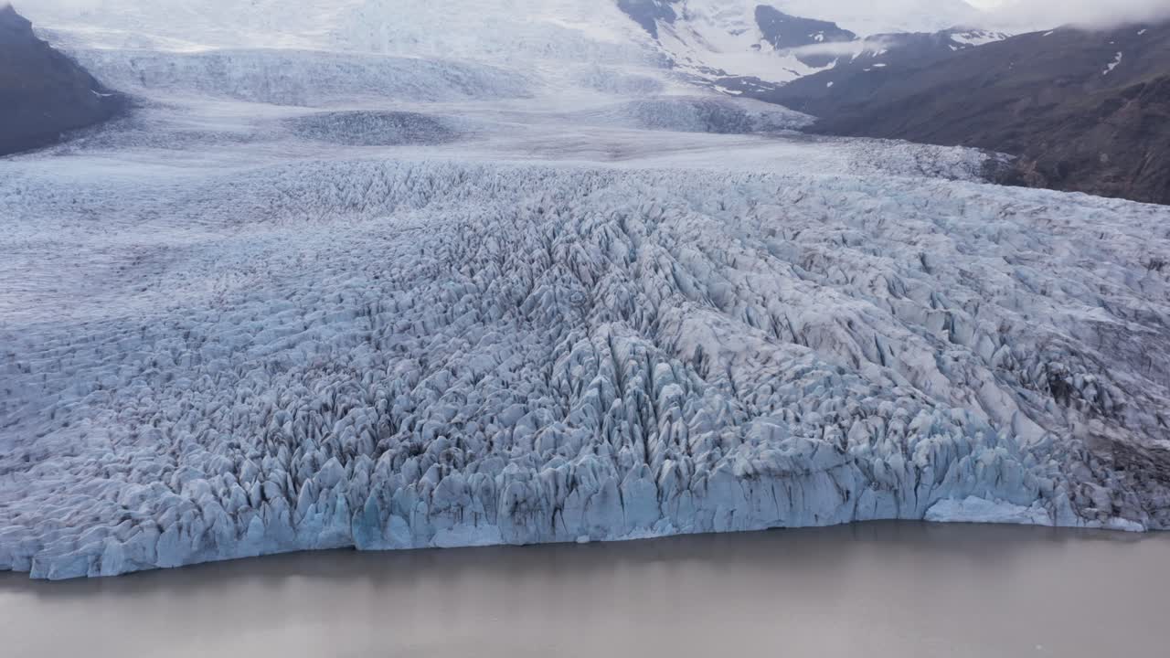 glaciar congelado fjallsárlón en islandia, impresionante gran masa de hielo, antena