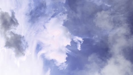nubes en movimiento se cernían sobre el cielo azul