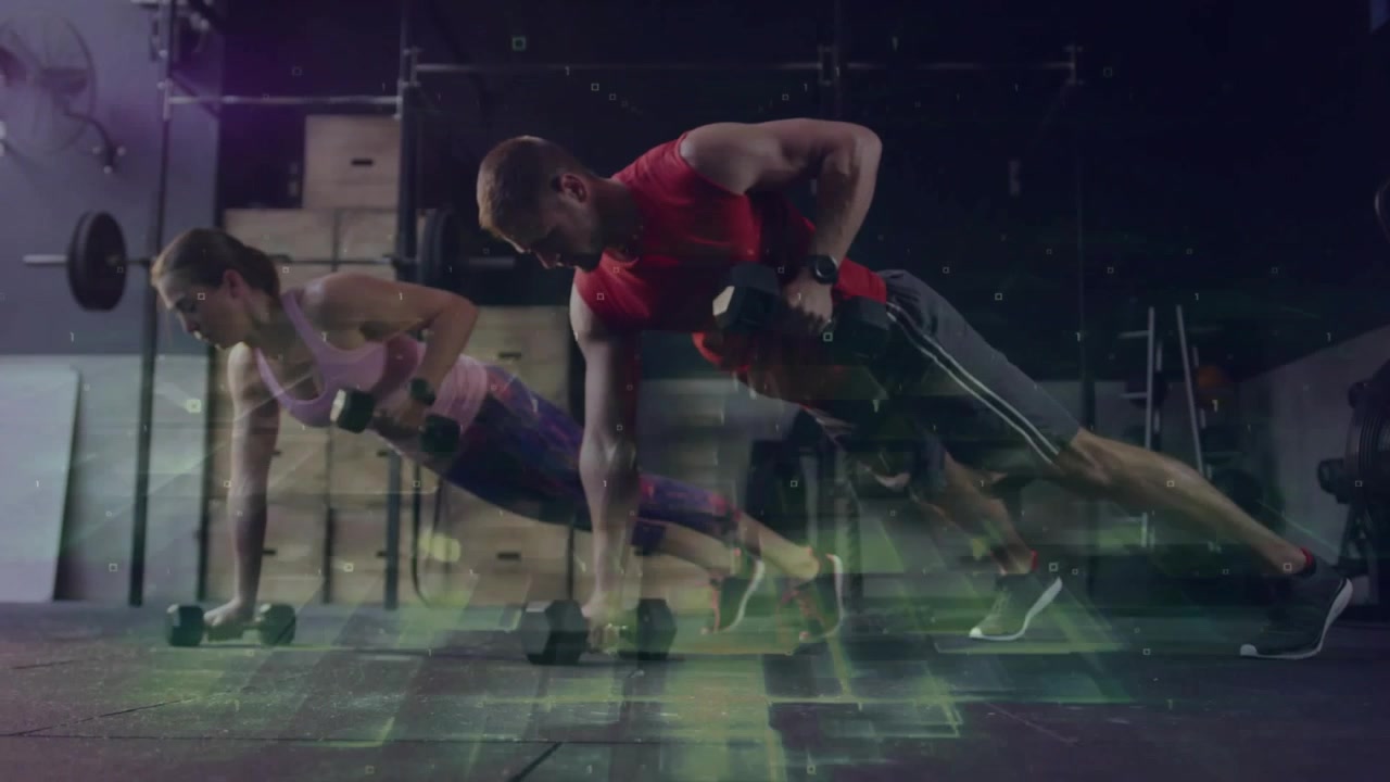 Vidéo verticale : En position de planche haute, un duo faisant des tirages d'haltères à la salle de sport, portant des hauts rouges et roses pour le renforcement du tronc.