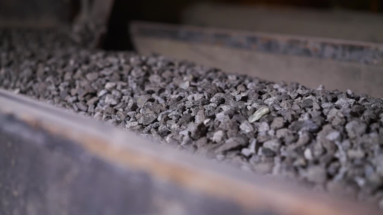 컨베이어 벨트에 있는 자갈