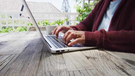 Mittelteil-Einer-älteren-Frau-Mit-Gemischter-Abstammung,-Die-Draußen-Einen-Laptop-Benutzt