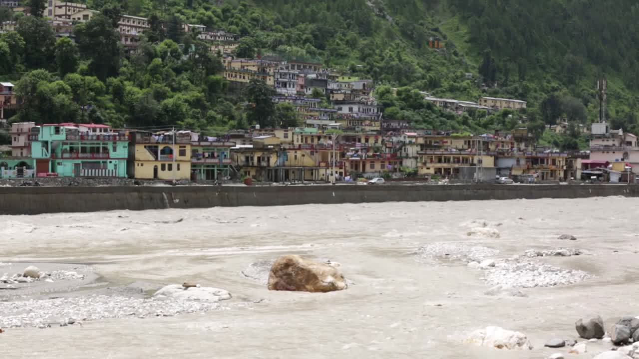 himalaya río montañoso ganges que fluye a través de los pueblos del himalaya - ciudades en uttarakhand, india