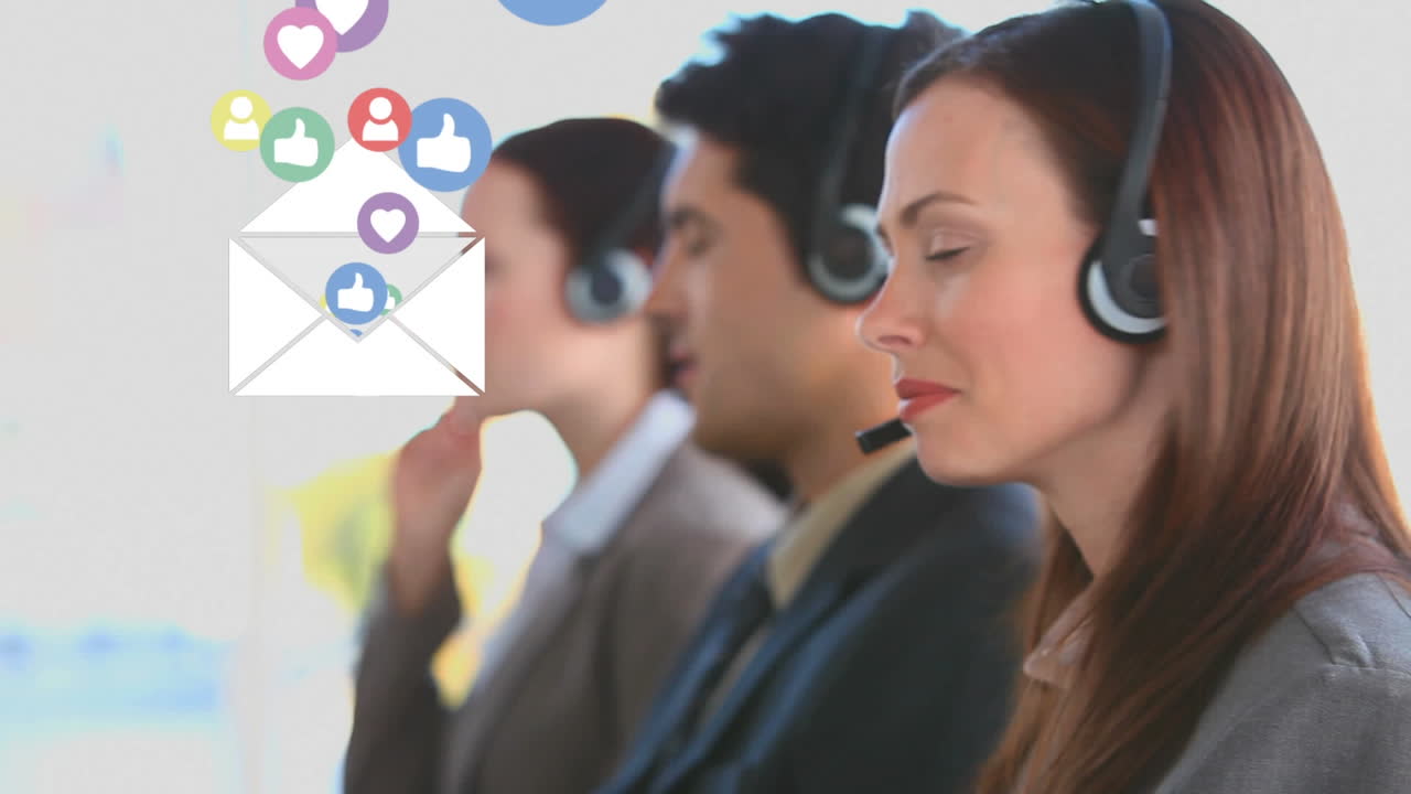 animación de iconos de las redes sociales sobre una mujer que usa auriculares de teléfono