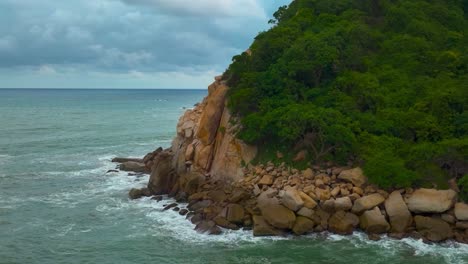 Una-Famosa-Playa-Y-Acantilados-Cerca-De-Puerto-Marqués-En-Acapulco,-México