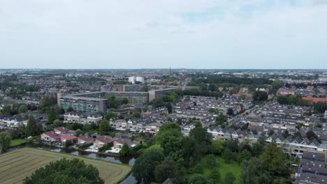 Toma-Aérea-De-La-Ciudad-De-Sassenheim,-Los-Países-Bajos-Y-Sus-Alrededores