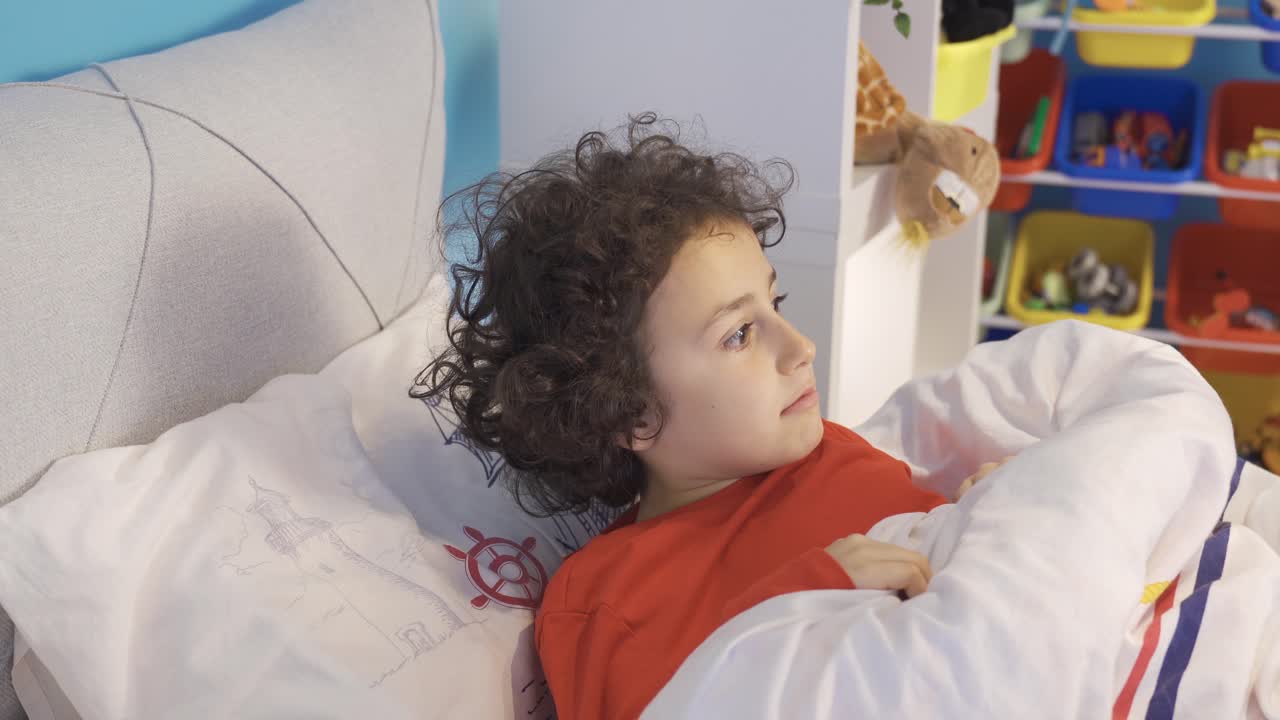 아이들에 대한 두려움. 수면 문제가 있는 소년.