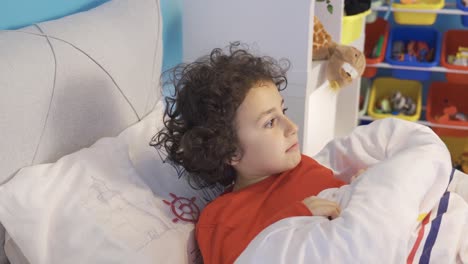 miedo a los niños. niño con problemas para dormir.