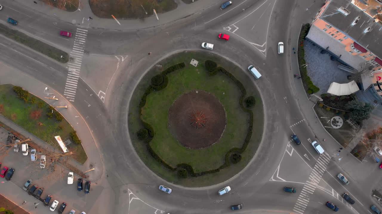 4к воздушный вид временной задержки круговой дороги с круговыми машинами.