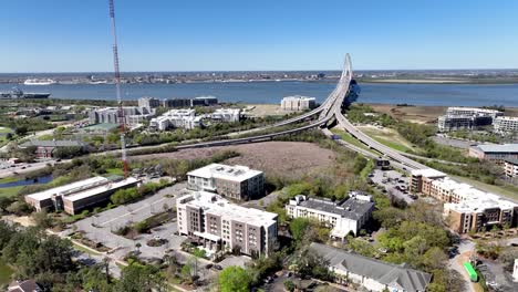 Tráfico-Del-Puente-Arthur-Ravenel-Jr-Y-Nuevo-Desarrollo-Cerca-De-Charleston-Sc,-Carolina-Del-Sur