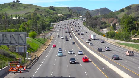 Un-Alto-ángulo-De-Vista-Sobre-Una-Concurrida-Autopista-De-California-En-El-Condado-De-Ventura