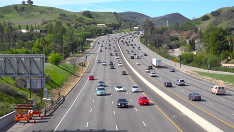 vista de ángulo alto sobre una concurrida carretera de california en el condado de ventura