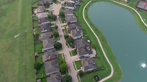 Aerial-of-middle-class-suburban-neighborhood-just-outside-of-Houston,-Texas