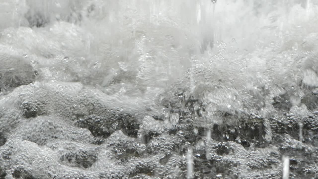 지붕에서 내리는 폭우, 극적인 날씨