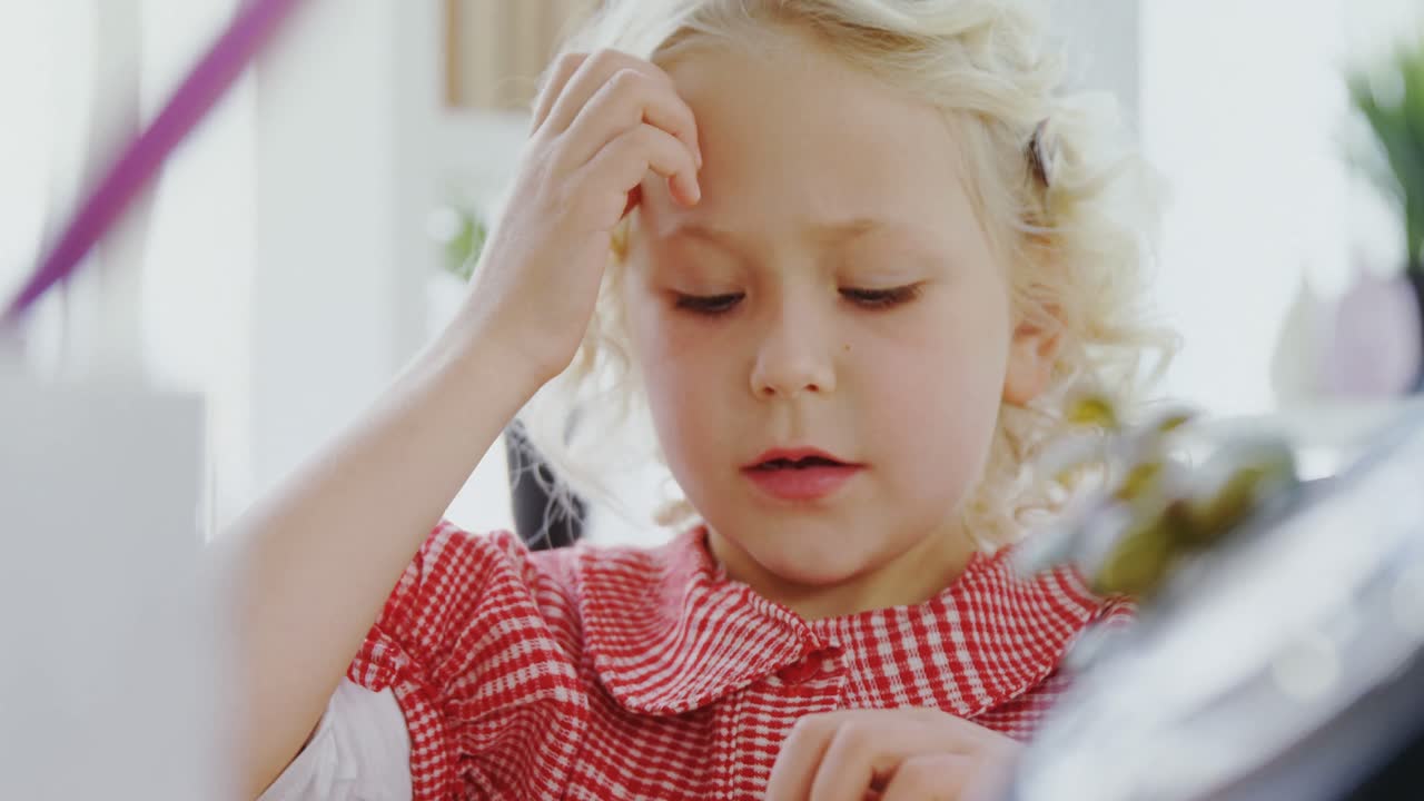 4k 데스크에 앉아있는 비즈니스 임원으로서의 아이들