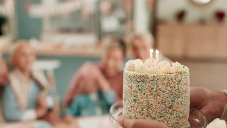 pastel de cumpleaños, velas y feliz celebración familiar