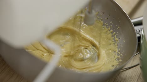 -making mayonnaise with a robot -close-up -4k 29,97 fps -shot on canon r5c