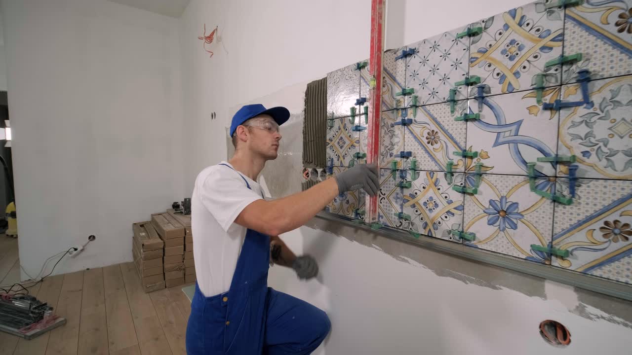 instalación de azulejos de cerámica para el suelo - medición y corte de las piezas. construcción, renovación, reparación de apartamentos. cortes de baldosas. corte de baldosas