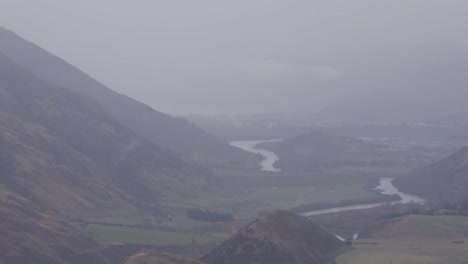 Neuseeländische-Herbstlandschaft-Mit-Bergen-Bei-Regen