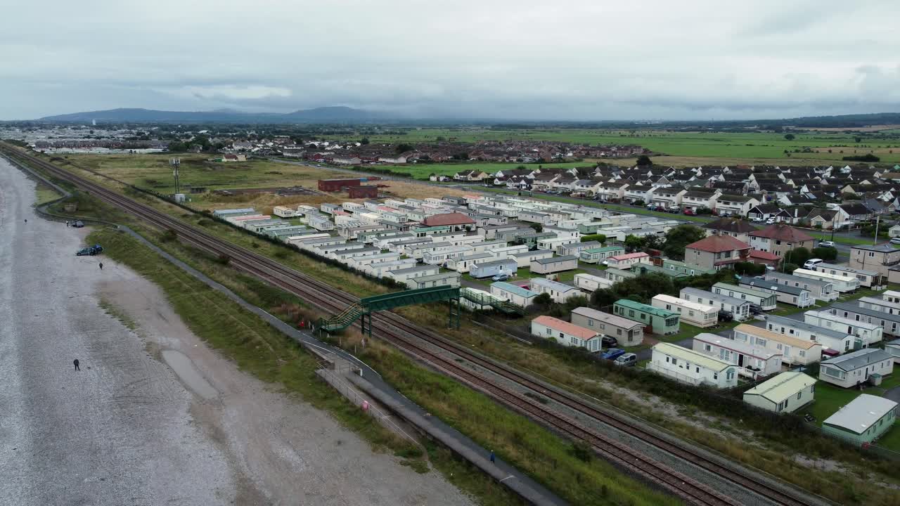 정적 캐러밴 트레일러 비치프론트 스테이케이션 홀리데이 홈 캠프장 리조트 조감도 해변 바로 위 뒤로 당기기