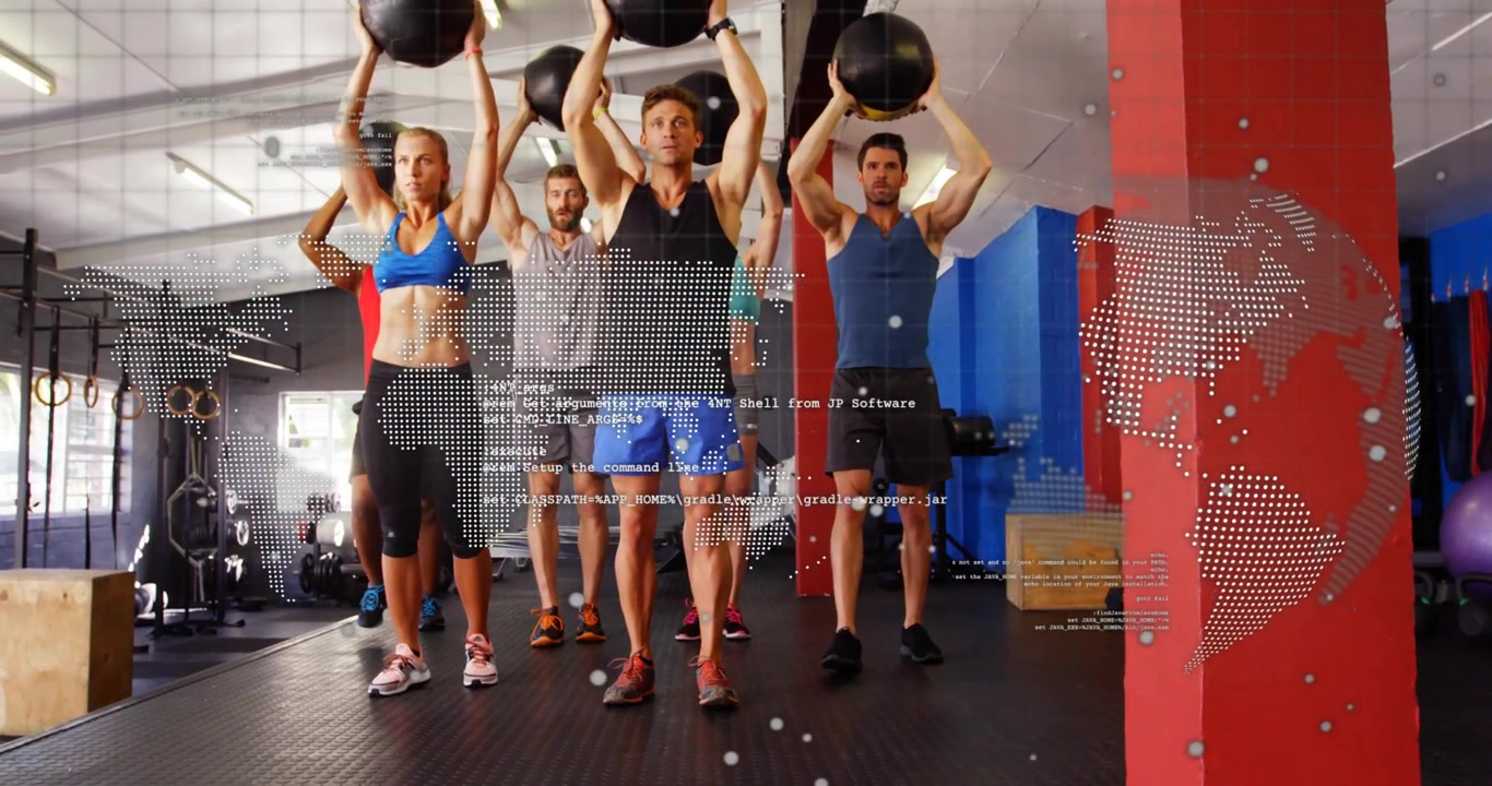 Grup, sağlık toplarını başlarının üzerinde tutuyor ve grup fitness dersinde karın kaslarını güçlendirmek için dönüşümlü olarak hamle yapıyor.