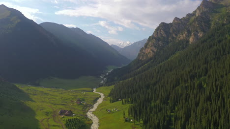 Szenische-Drohnenansicht-Aus-Der-Luft,-Die-Durch-Ein-Atemberaubendes-Bergtal-In-Kirgisistan-Fliegt