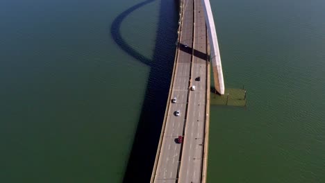 Puente-Juscelino-Kubitschek-En-Brasilia,-Retroceso-Aéreo