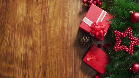 video de decoraciones de navidad con regalos y espacio de copia en fondo de madera