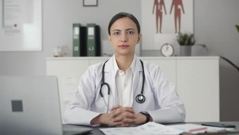 doctora india mirando a la cámara