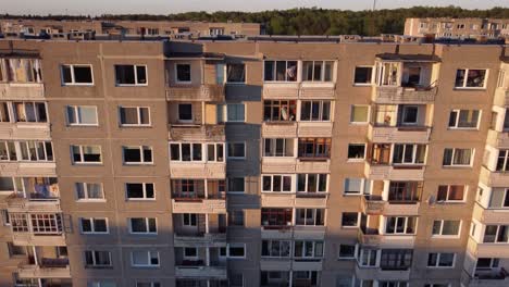seitenschwenk eines sowjetischen wohngebäudes in fabijoniskes, vilnius, litauen, hbo-drehort